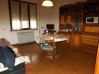 zoom immagine (Casa singola 130 mq, soggiorno, 3 camere, zona Pianello)