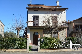 zoom immagine (Casa singola 296 mq, soggiorno, 4 camere, zona Sanfatucchio)