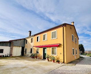 zoom immagine (Casa singola 170 mq, soggiorno, 4 camere, zona Spessa)