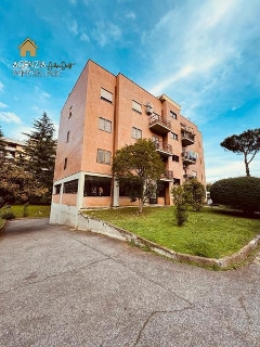 zoom immagine (Appartamento 120 mq, soggiorno, 3 camere, zona Pomezia - Centro)
